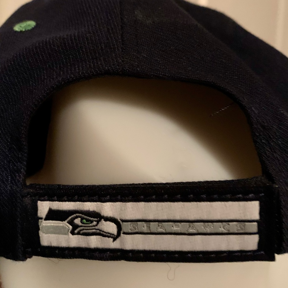 LN UNISEX SEAHAWKS CAP.  EXCELLENT CONDITION - Picture 3 of 4